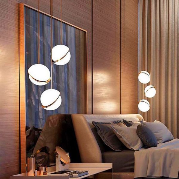 آویز مدل CRESCENT به رنگ طلایی در حالت سه تایی در محیط اتاق خواب و در حالت روشن