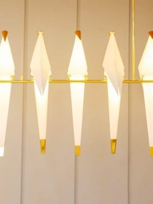 لوستر آویز خطی کانتر رنگ بدنه طلایی از نما روبرو در حالت روشن